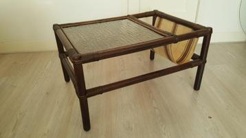 Rotan bijzettafel met lectuurhouder. Vintage jaren 60-70 beschikbaar voor biedingen