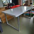 Degelijk bureau met kunststof blad en aluminium onderstel, Gebruikt, Ophalen, Bureau