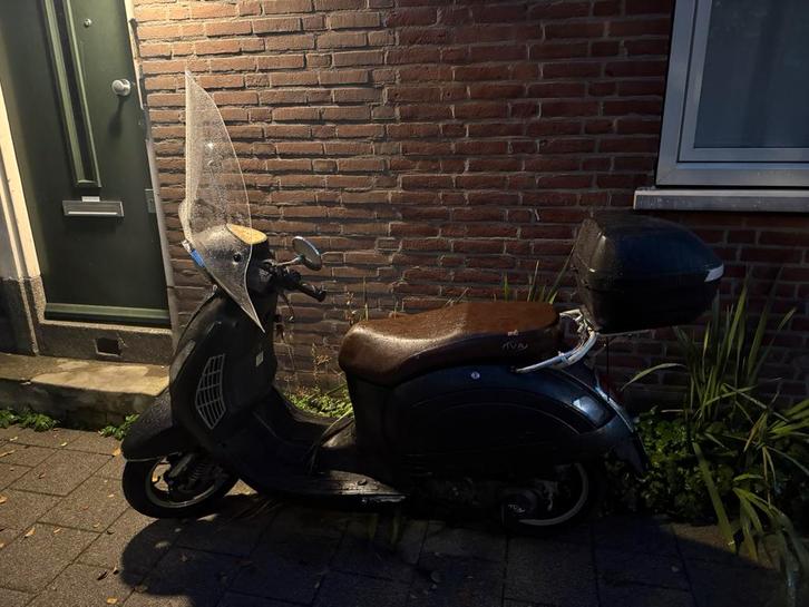 Iva scooter, Fietsen en Brommers, Snorfietsen en Snorscooters, Zo goed als nieuw, Overige merken, Benzine, Ophalen of Verzenden