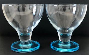 Twee glazen ijscoupes blauw / lichtblauw stevige stam/voet beschikbaar voor biedingen