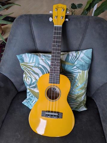 Gele ukulele, zo goed als nieuw  beschikbaar voor biedingen