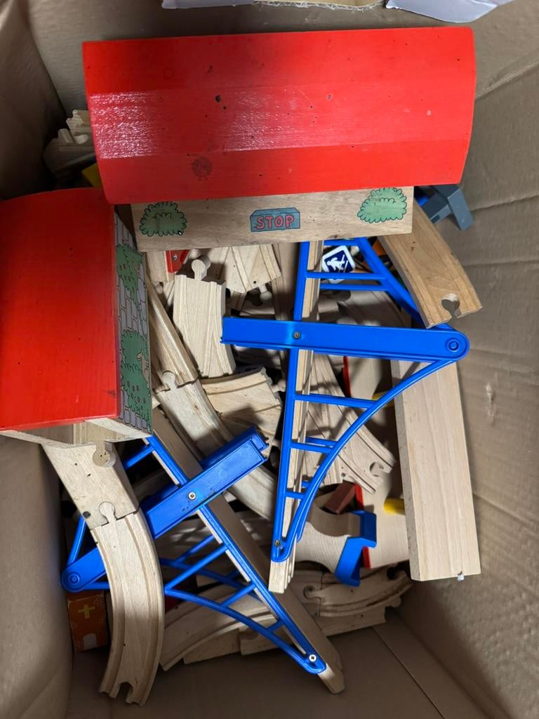 Doos met houten blokken om weg mee te bouwen en brug, Ophalen of Verzenden, Gebruikt