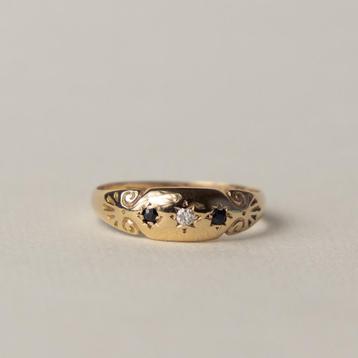 Antieke (1900) gouden 9 karaat ring met saffier en diamant beschikbaar voor biedingen