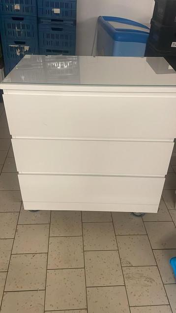 Malm Ladekast met glas als bovenlaag