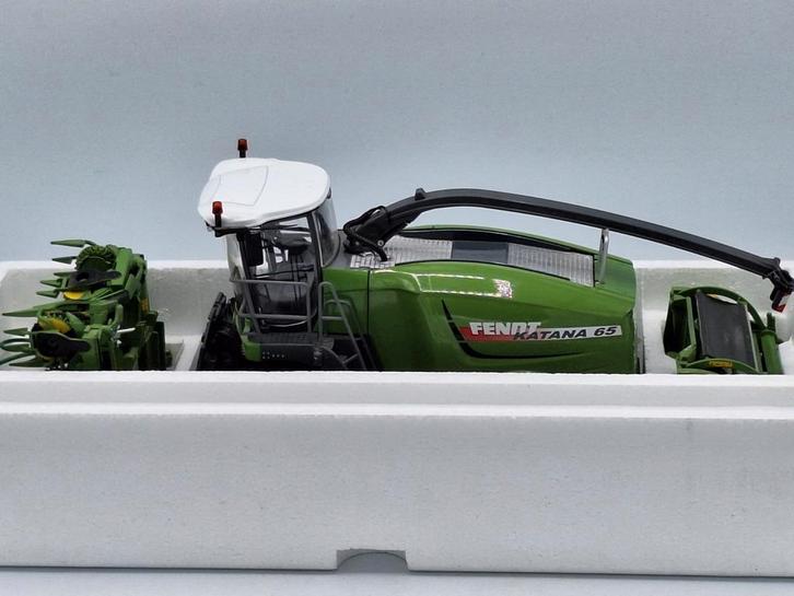 Fendt Katana 65 Hakselaar met Gras en Maisbek 1st Edition, Hobby en Vrije tijd, Modelauto's | 1:32, Zo goed als nieuw, Tractor of Landbouw
