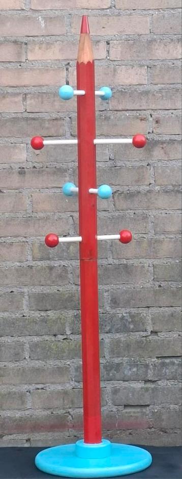 Kapstok . Decoratieve kinderkapstok. Potlood. 112 cm.  beschikbaar voor biedingen