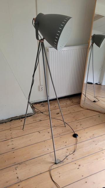 Industrieel vloerlamp grijs Made beschikbaar voor biedingen