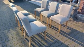 6 stoelen met stoffen bekleding en houten poten beschikbaar voor biedingen