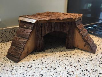 Cavia/konijnen/kwartel hoekhuisje van hout beschikbaar voor biedingen