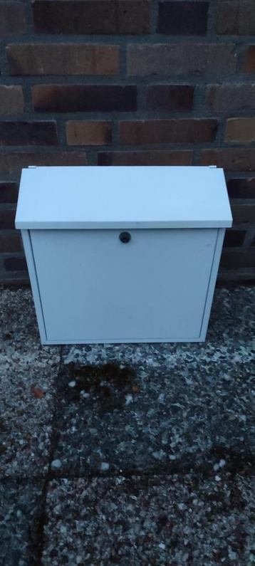 Brievenbus (muur) wit beschikbaar voor biedingen