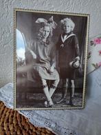 Grote oude fotolijst met bol glas - Oud fotolijstje nr. 27, Ophalen of Verzenden