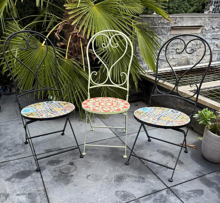 Drie bistrostoelen met mozaïek tegeltjes, Tuin en Terras, Tuinsets en Loungesets, Gebruikt, 2 zitplaatsen, Ophalen