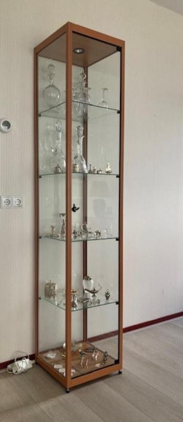 Stijlvolle hoge vitrinekast beschikbaar voor biedingen
