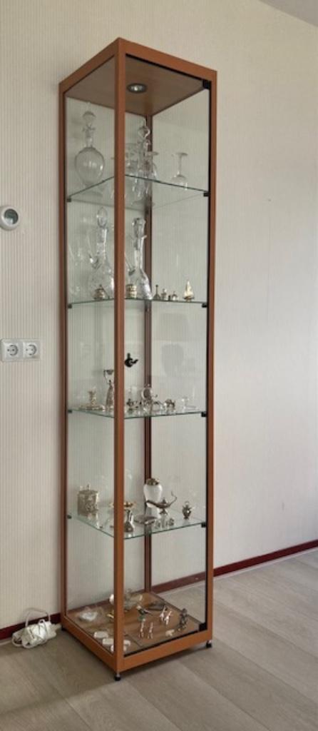 Stijlvolle hoge vitrinekast, Huis en Inrichting, Kasten | Vitrinekasten, Zo goed als nieuw, 150 tot 200 cm, Minder dan 50 cm, 25 tot 50 cm