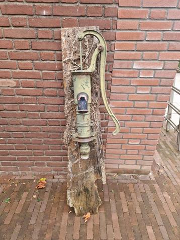 Oude Handpomp - Decoratief beschikbaar voor biedingen