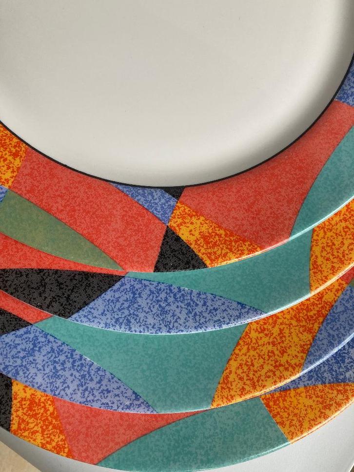 4 grote Arcopal borden 32cm Santiago Memphis stijl jaren 80, Huis en Inrichting, Keuken | Servies, Zo goed als nieuw, Bord(en)