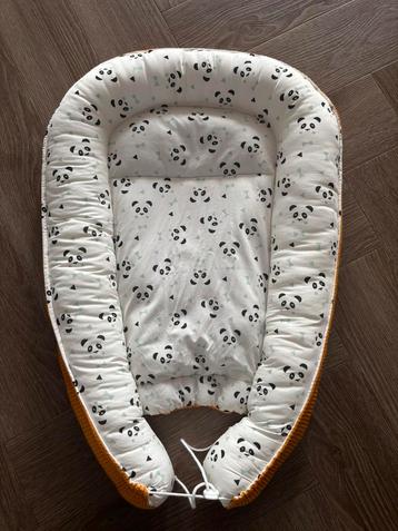 Babynestje okergeel met panda’s beschikbaar voor biedingen