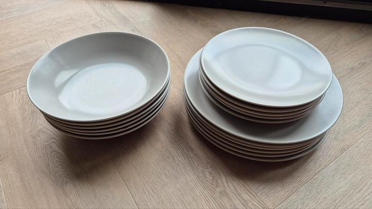 IKEA FÄRGKLAR Borden Set, Huis en Inrichting, Keuken | Servies, Zo goed als nieuw, Bord(en), Effen, Ophalen