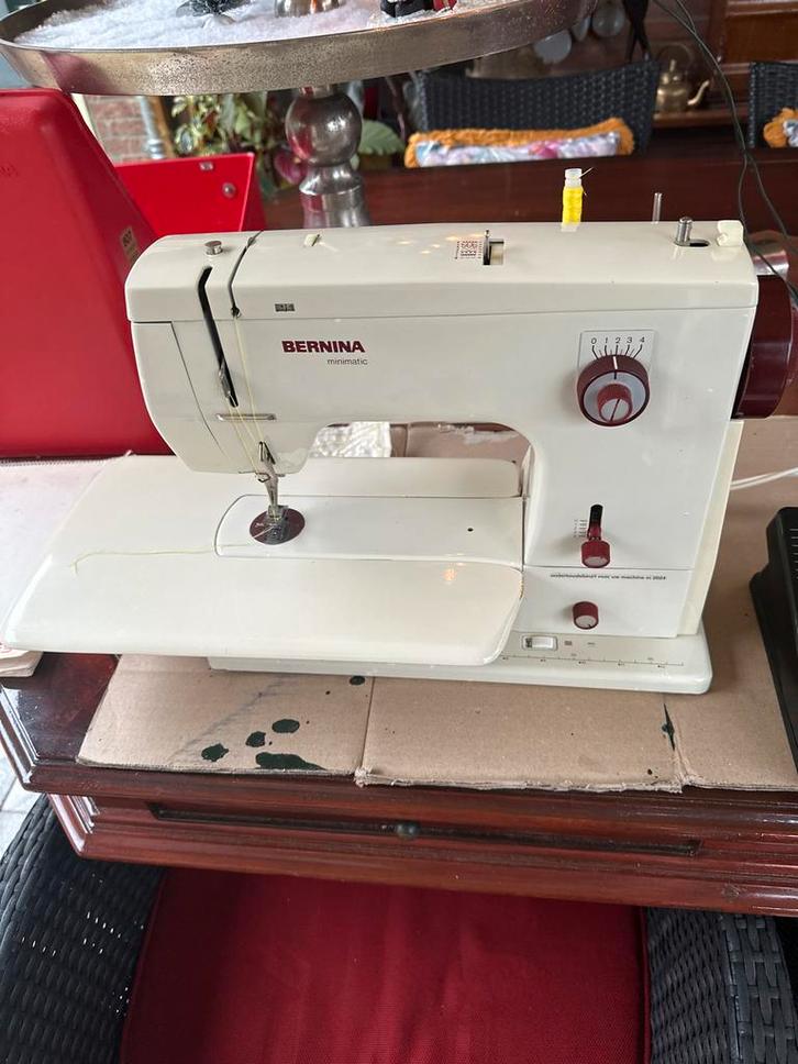 Bernina 807 minimatic., Hobby en Vrije tijd, Naaimachines en Toebehoren, Bernina, Ophalen