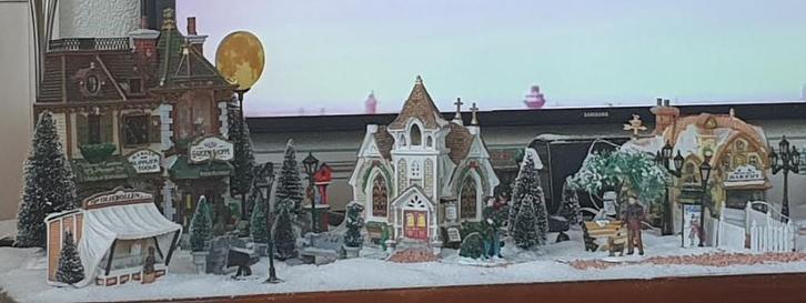 Compleet lemax dorp, kerk, bakkerij, schaatsbaan, kerstboom, Diversen, Kerst, Zo goed als nieuw, Ophalen