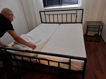 Bed 160x200cm met nieuwe matrassen beschikbaar voor biedingen
