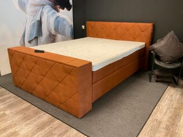 Boxspring 180-220 met TV voetbord beschikbaar voor biedingen