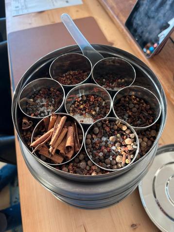 Kruidenbox met 7 vakken Masala Dabba kruidendoos beschikbaar voor biedingen