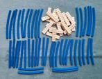 Lego trein 4,5 Volt blauwe rails bochten en bielzen., Ophalen of Verzenden, Gebruikt, Losse stenen, Lego
