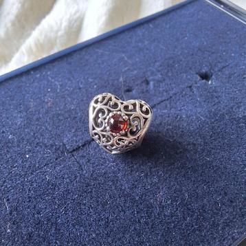 Pandora Bedel Hart met Rode Steen beschikbaar voor biedingen