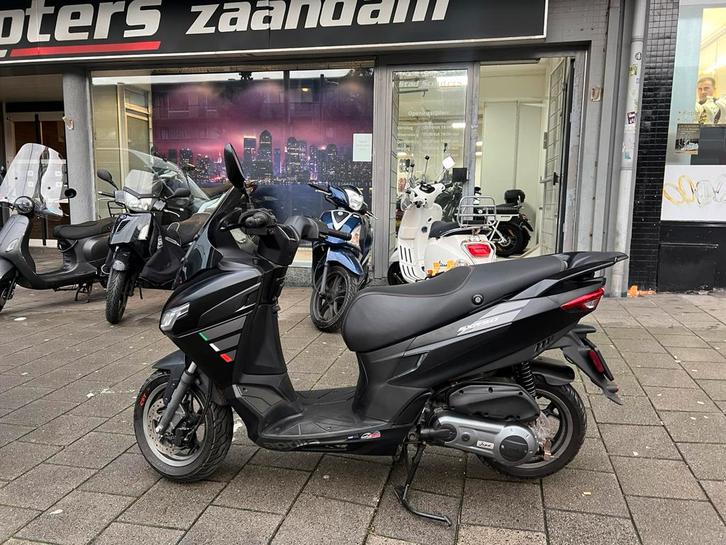 Aprilia sxr 2021 45km e5, Fietsen en Brommers, Scooters | Aprilia, Gebruikt, Overige modellen, Maximaal 45 km/u, Benzine, Verzenden