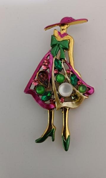 Goudkleurige broche dame met jurk roze groen en hoed roze beschikbaar voor biedingen