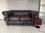 Rood/Bruin leren Chesterfield tweezits bankje, Huis en Inrichting, Banken | Bankstellen, Ophalen, Gebruikt, 150 tot 200 cm, Chesterfield