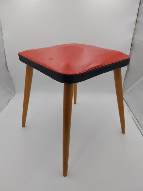 Vintage krukje jaren 50, rood skai leer, Huis en Inrichting, Krukjes, Gebruikt, Hout, Ophalen