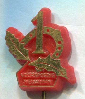 1 Voorspoedig Nieuwjaar goud/rood plastic speldje ( P_132a ) beschikbaar voor biedingen