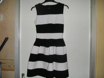 Dameskleding: Mouwloze zwart/wit jurk, mt S beschikbaar voor biedingen
