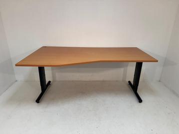 Partij gebruikte wingbureaus 180x100x80cm €135,- p/st beschikbaar voor biedingen