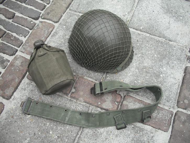 Koppelriem, veldfles en helm van de Koninklijke Landmacht, Verzamelen, Militaria | Algemeen, Landmacht, Helm of Baret, Nederland