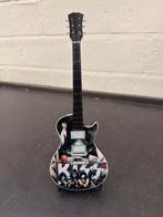 Kiss miniatuur gitaar met standaard, ., Pop, Beeldje of Miniatuur, Nieuw, Ophalen of Verzenden