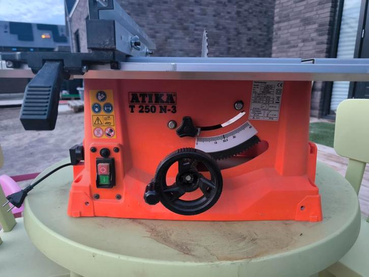 Atika T250 N-3 zaagtafel met poten,, Doe-het-zelf en Verbouw, Gereedschap | Zaagmachines, Gebruikt, Cirkelzaag, 1200 watt of meer