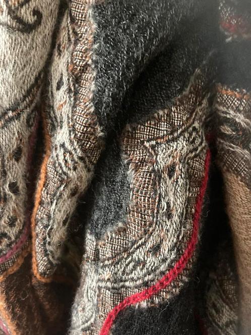 Prachtige nieuwe 100 procent cashmere omslagdoek, Kleding | Dames, Mutsen, Sjaals en Handschoenen, Nieuw, Sjaal, Ophalen of Verzenden