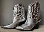 LOLA CRUZ zilveren cowboy laarzen 38 van €359,95 nu €89,95, Kleding | Dames, Schoenen, Lola Cruz, Hoge laarzen, Overige kleuren