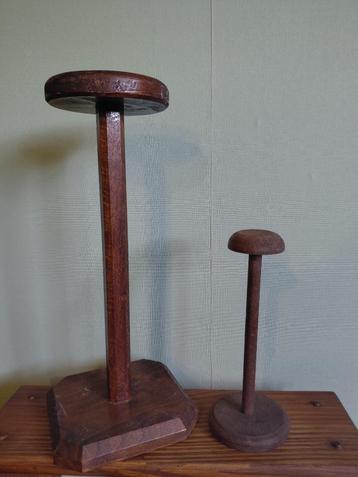 Twee vintage hoedenstandaards/pruikenstaander/hoedenstaander beschikbaar voor biedingen