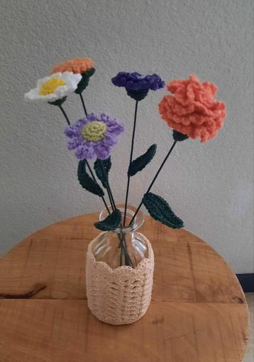 Gehaakte bloemen beschikbaar voor biedingen