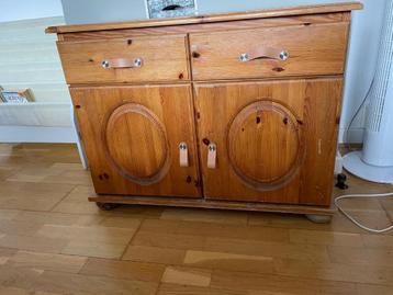 Massief houten kast – goede staat beschikbaar voor biedingen