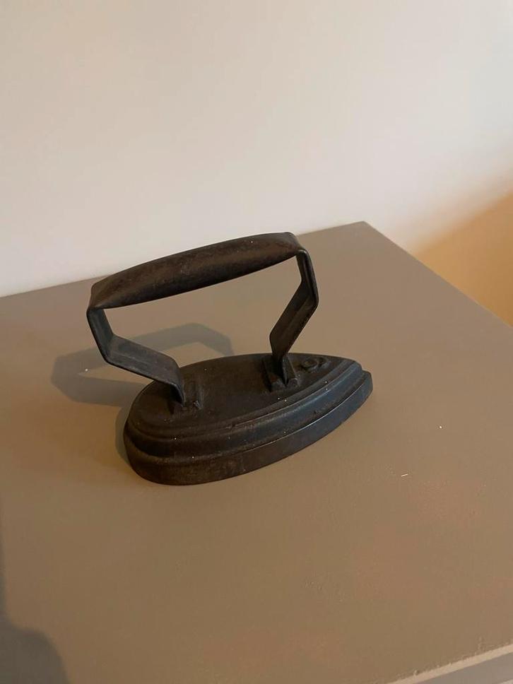 Ouderwets Zwart Strijkijzer, Antiek en Kunst, Antiek | Overige Antiek, Ophalen of Verzenden