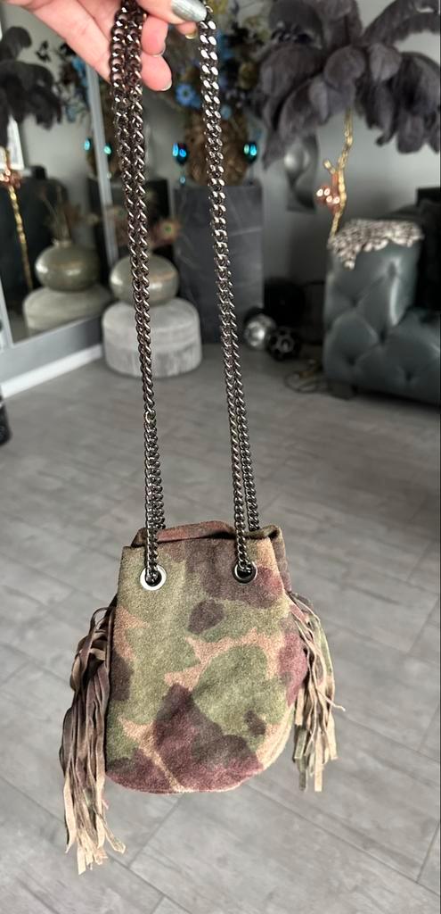Suede buideltasje met legerprint en franjes , nieuw ., Sieraden, Tassen en Uiterlijk, Tassen | Damestassen, Nieuw, Schoudertasje