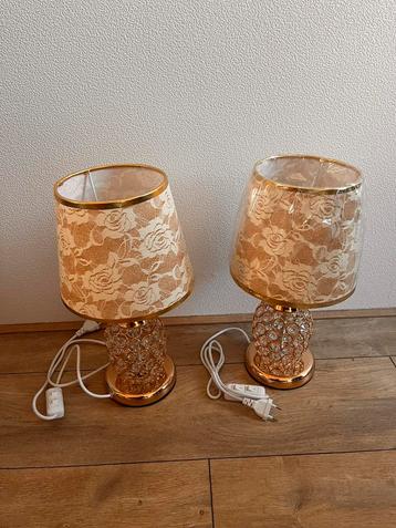 Twee tafellampen beschikbaar voor biedingen