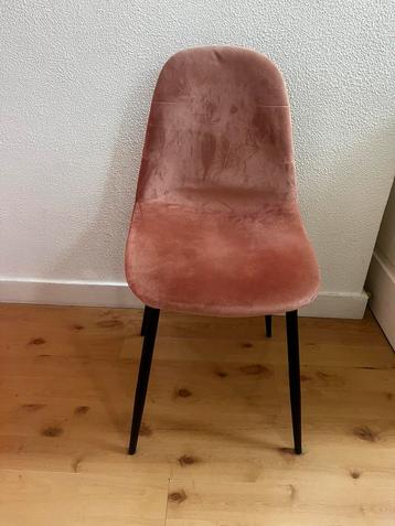 1 eetkamerstoel, roze fluweel. Zwarte poten. beschikbaar voor biedingen
