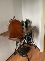 Antiek singer naaimachine op tafel., Ophalen