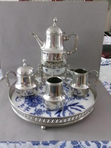 Prachtige servies -comfoor-en dienblad, in zeer goede staat. beschikbaar voor biedingen